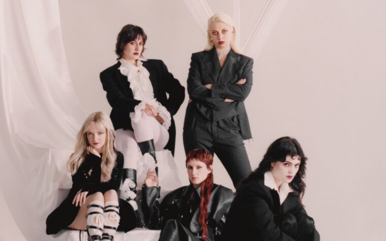 The Last Dinner Party annonce un album de reprises et de versions acoustiques avec une interprétation envolée de « This Town Ain't Big Enough For The Both Of Us » de Sparks