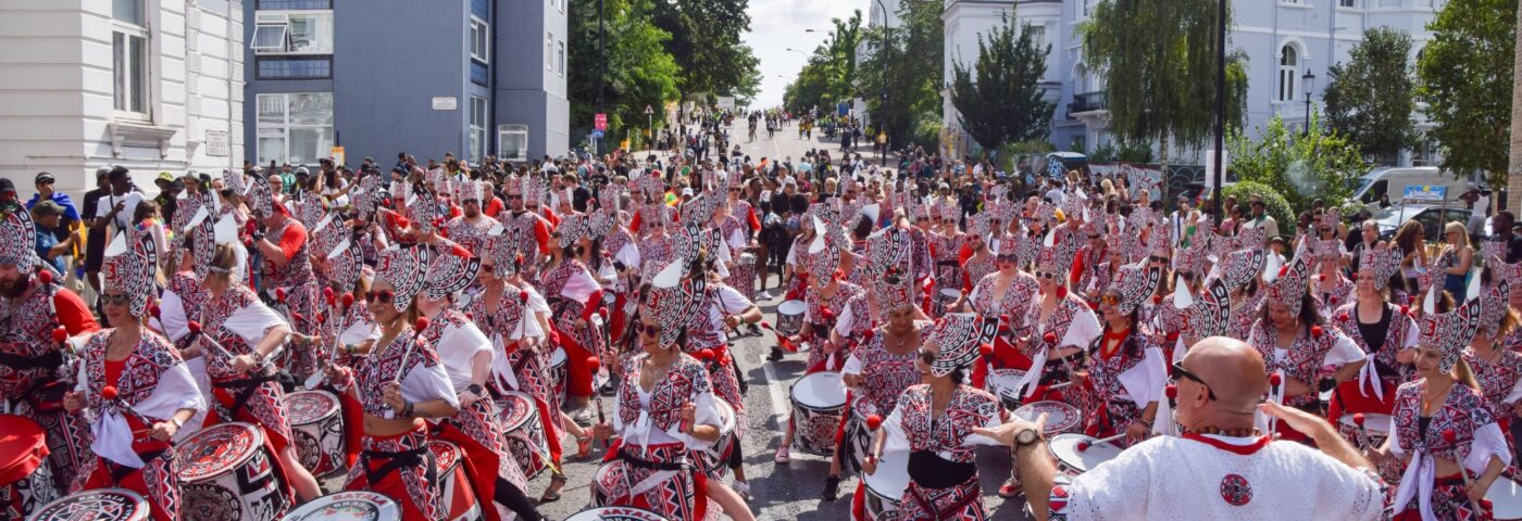 Trois hommes arrêtés après qu'une femme de 32 ans a été poignardée au carnaval de Notting Hill