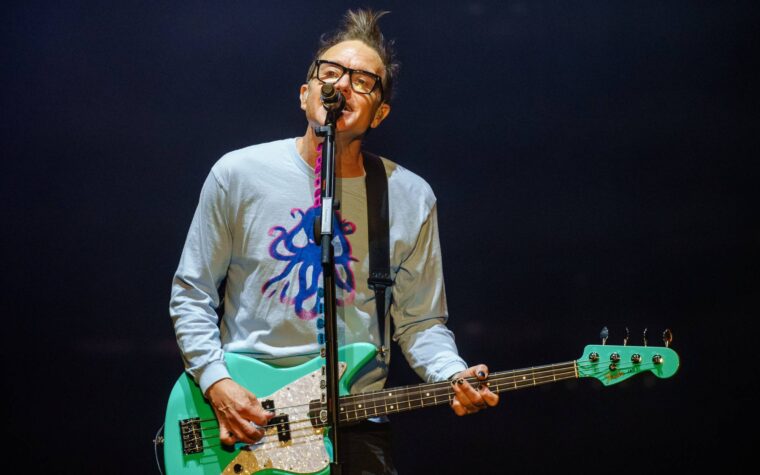 Un fan de Blink-182 devient viral après avoir tenté de chanter « First Date » sur scène avec son groupe
