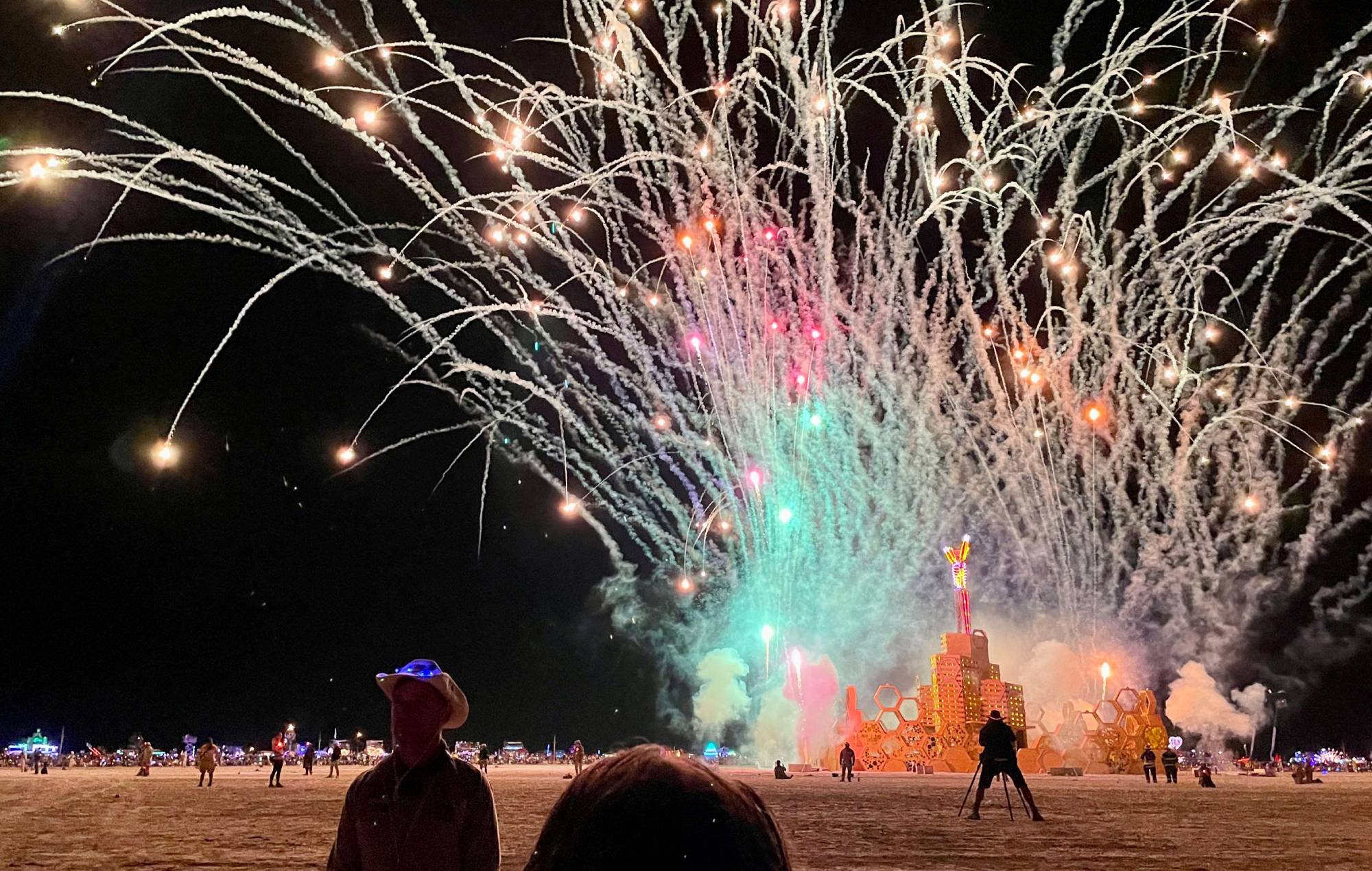Un agent de sécurité empêche les gens de pénétrer dans la salle lors du festival annuel Burning Man, le 4 septembre 2023. (Photo de JULIE JAMMOT/AFP via Getty Images)