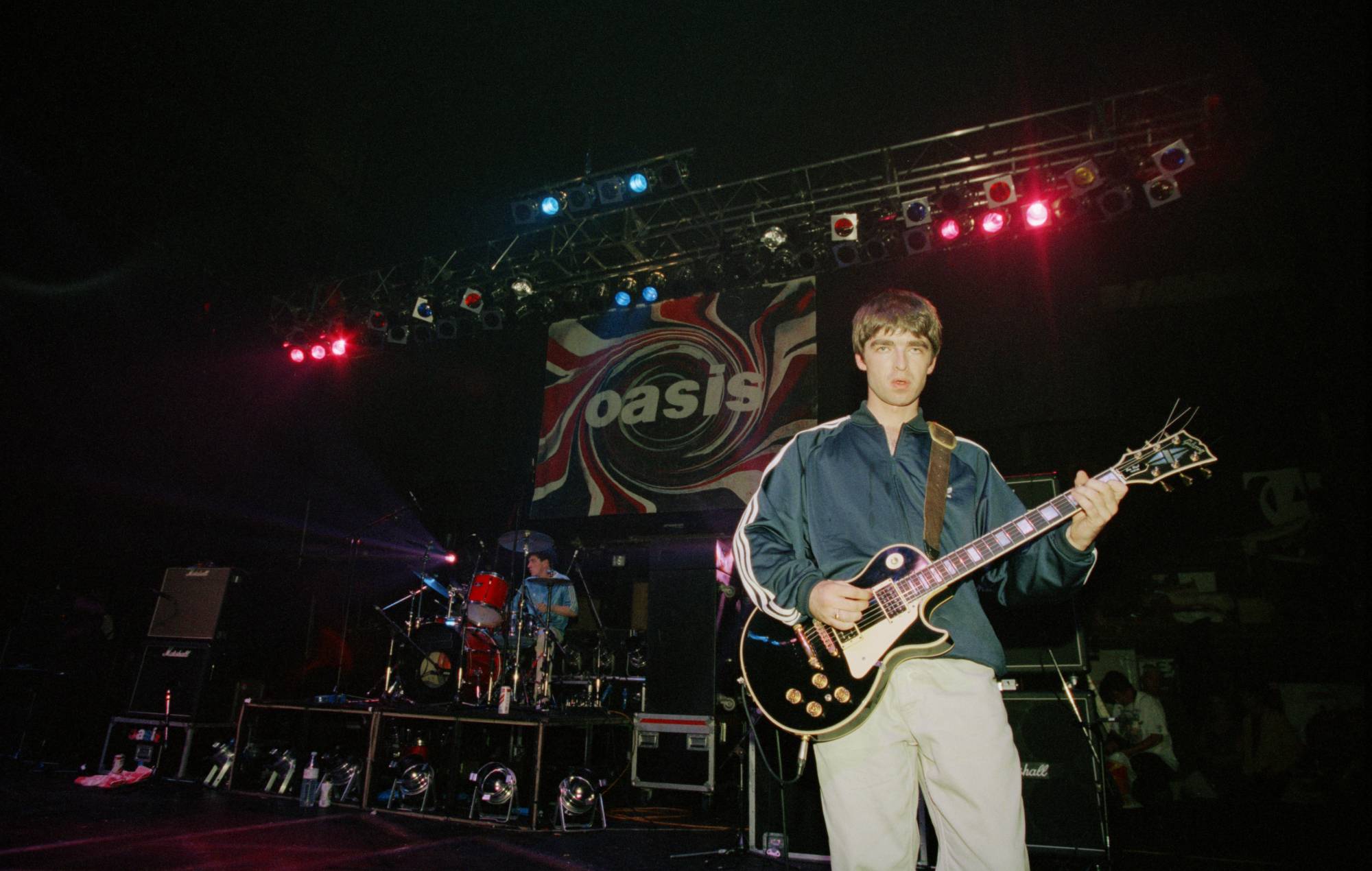 Noel Gallagher du groupe de rock britannique Oasis en concert à l'Astoria à Londres, le 19 août 1994. (Photo de Peter Macdiarmid/Getty Images)