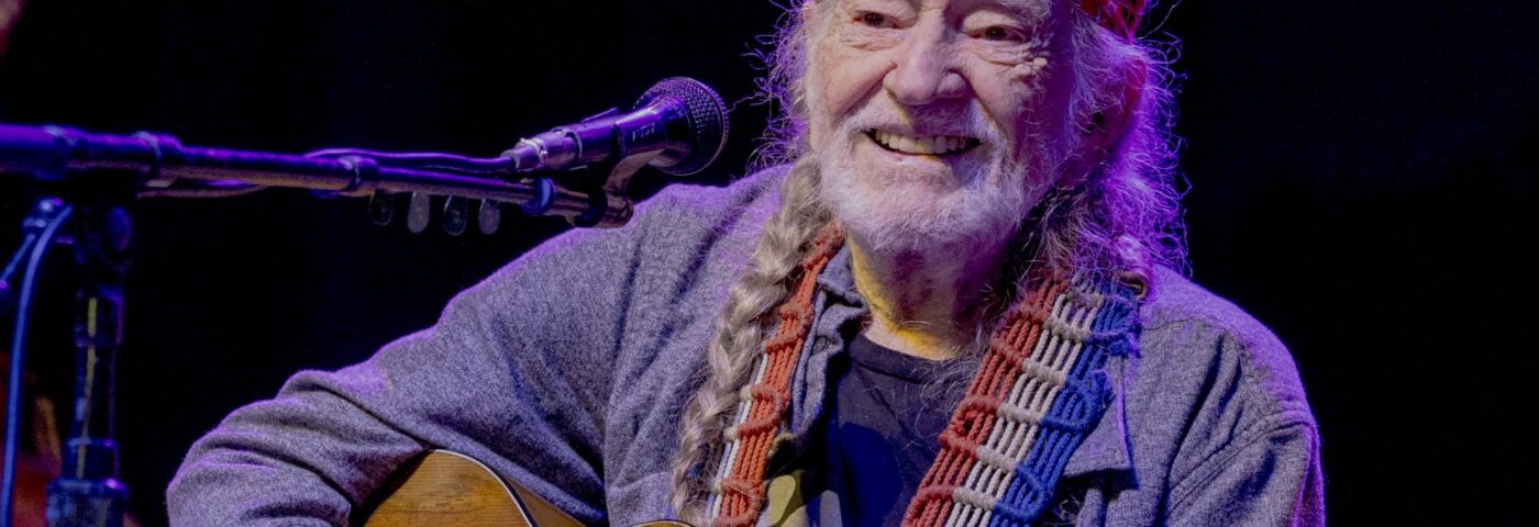 Willie Nelson annonce son 153ème album « Last Leaf on the Tree » avec une reprise de « Last Leaf » de Tom Waits