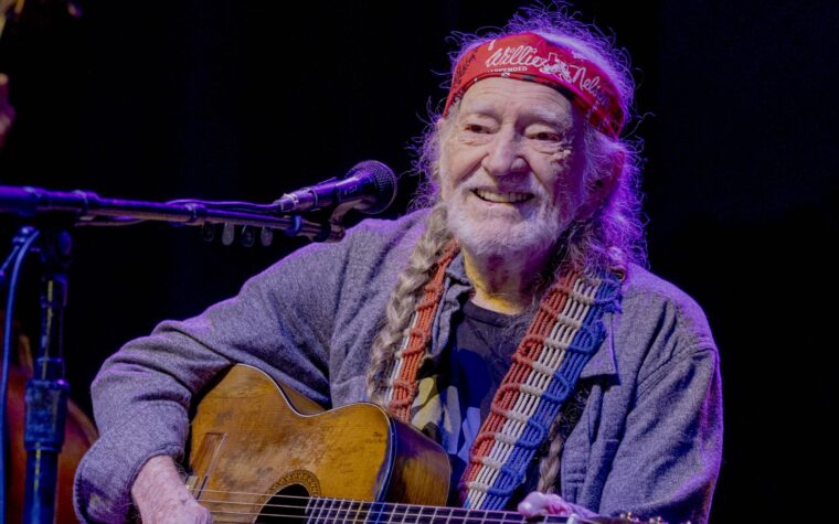 Willie Nelson annonce son 153ème album « Last Leaf on the Tree » avec une reprise de « Last Leaf » de Tom Waits