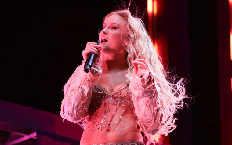 Zara Larsson célèbre sa place en tête du classement TikTok de Billboard avec la chanson Clean Bandit grâce au mème des dauphins