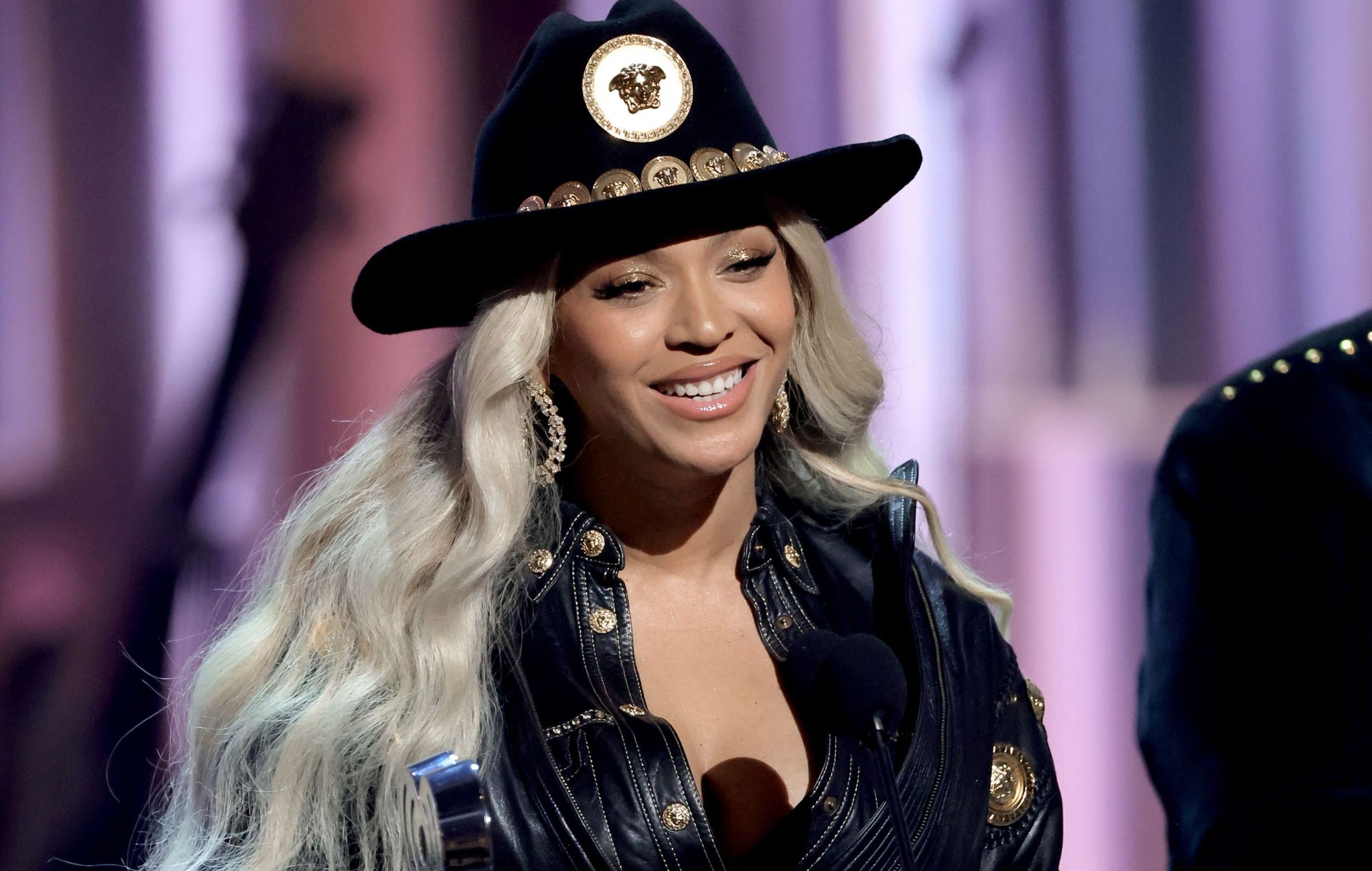 Beyoncé accepte le prix Innovator sur scène lors des iHeartRadio Music Awards 2024
