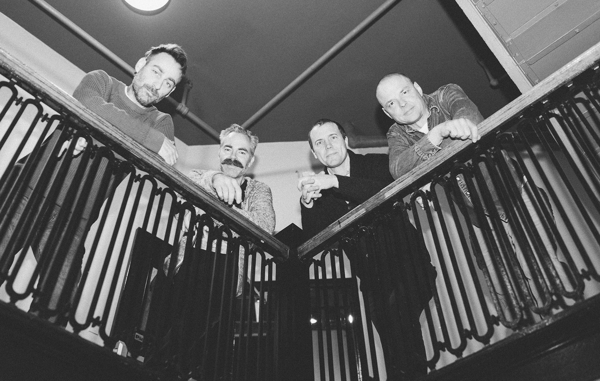 Football américain photographié contre une balustrade en noir et blanc, photo d'Alexa Viscius