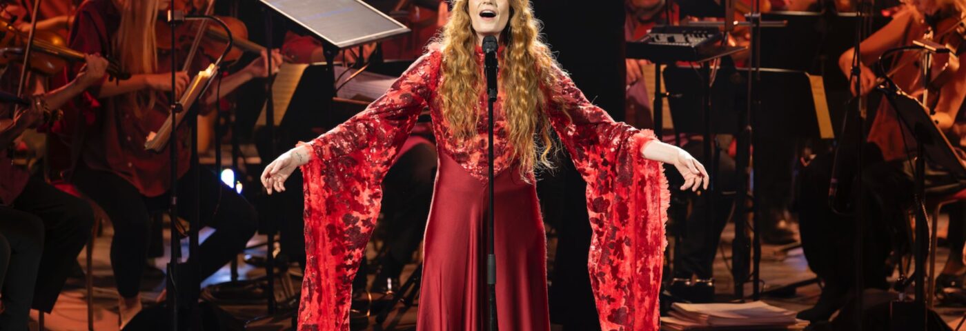 Florence + The Machine interprètent une superbe version orchestrale de leur premier album « Lungs » dans son intégralité aux BBC Proms