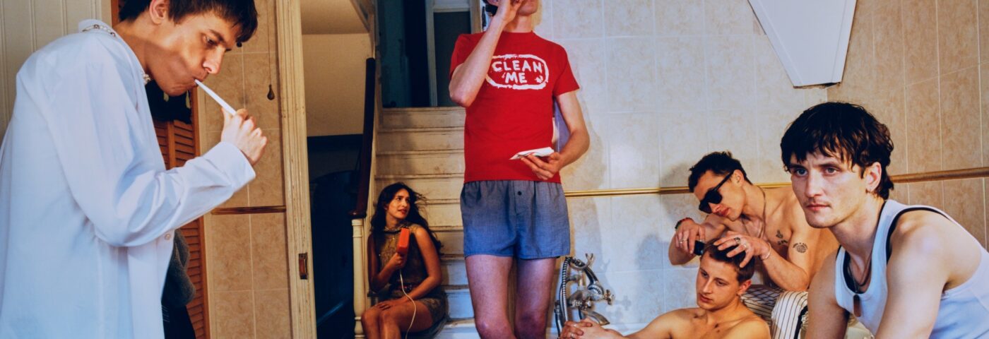 post-punk qui se complaît dans les contradictions de la vie