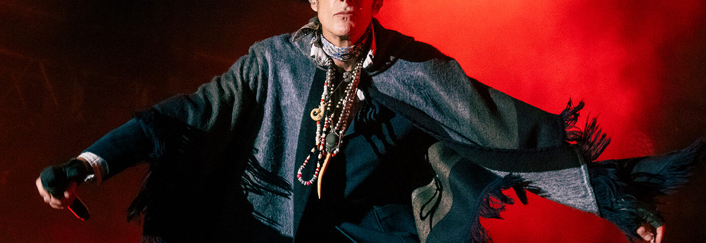 Etty Lau, l'épouse de Perry Farrell, explique sa dispute avec Dave Navarro lors du spectacle de Jane's Addiction : « La frustration montait »