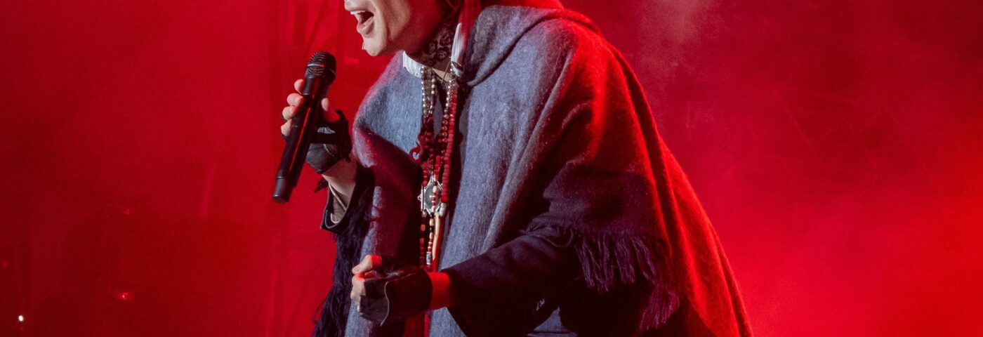 Jane's Addiction annonce une pause et annule sa tournée « en raison des problèmes de santé mentale de Perry Farrell »