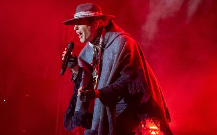 Jane's Addiction annonce une pause et annule sa tournée « en raison des problèmes de santé mentale de Perry Farrell »