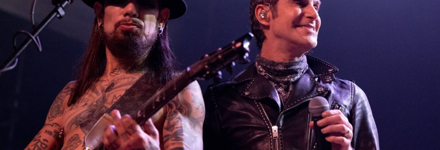 Perry Farrell s'excuse auprès de Dave Navarro après avoir atteint un « point de rupture » avec un « comportement inexcusable »