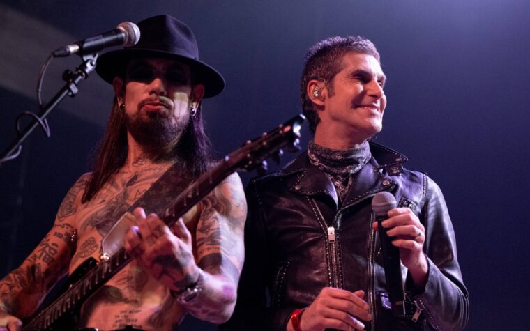 Perry Farrell s'excuse auprès de Dave Navarro après avoir atteint un « point de rupture » avec un « comportement inexcusable »