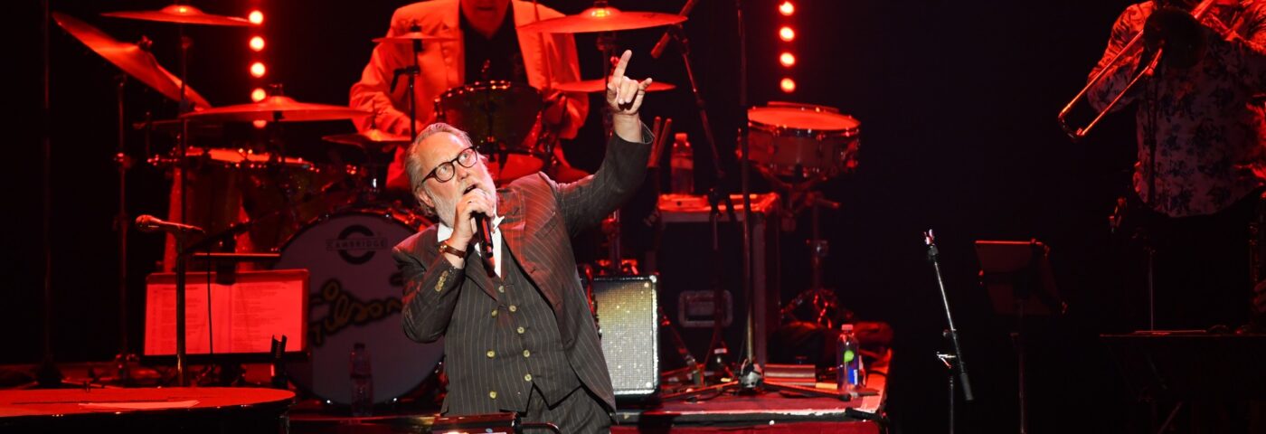 Vic Reeves envahit la scène pendant le concert de The Darkness aux Sky Arts Awards 2024