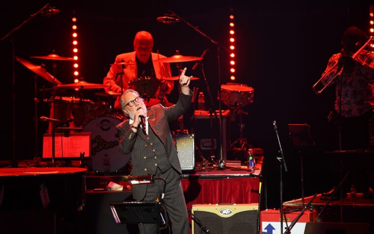 Vic Reeves envahit la scène pendant le concert de The Darkness aux Sky Arts Awards 2024