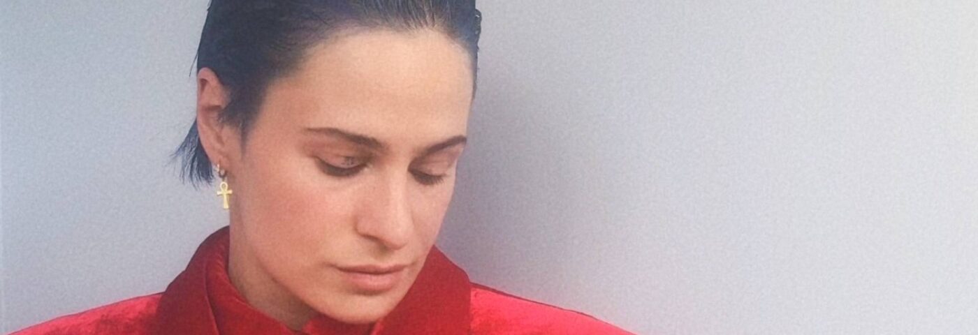 Rahim Redcar (anciennement Christine and the Queens) annonce son nouvel album « Hopecore » avec le single à indice d'octane élevé « Deep Holes »