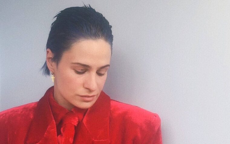 Rahim Redcar (anciennement Christine and the Queens) annonce son nouvel album « Hopecore » avec le single à indice d'octane élevé « Deep Holes »