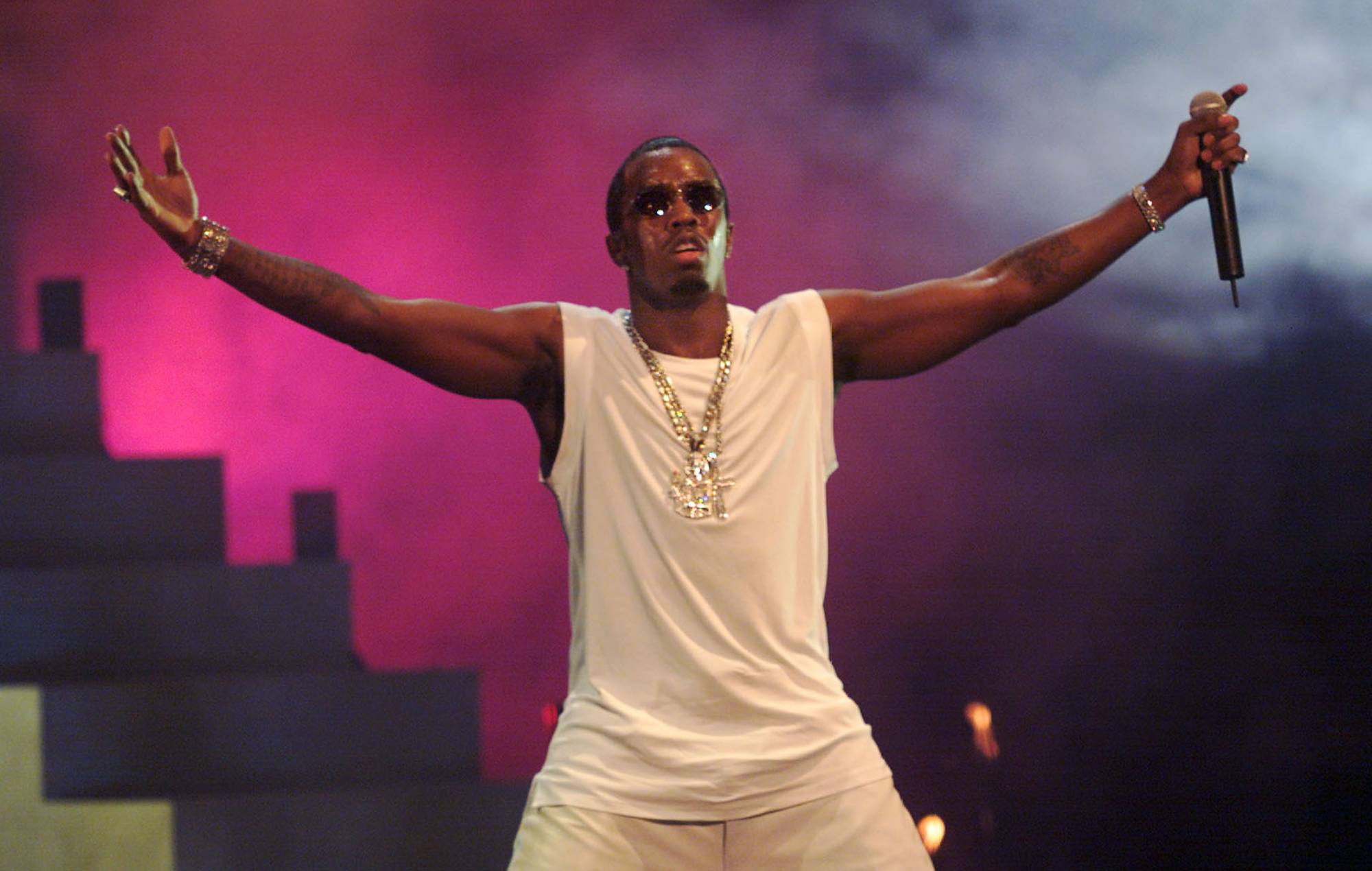 Sean « Puffy » Combs se produit lors des « The Source Hip-Hop Music Awards » au Pantages Theatre à Hollywood, en Californie. Le spectacle sera diffusé sur le réseau UPN le vendredi 20 août 1999 à 20h00. (Photo : Frank Micelotta/ImageDirect)