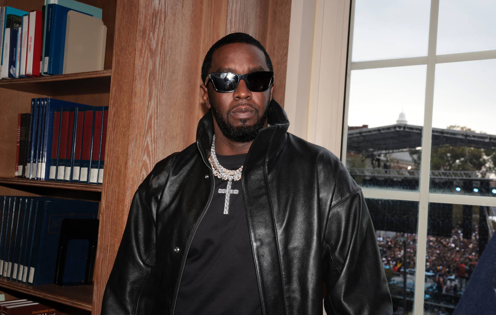 Sean « Diddy » Combs assiste à la cérémonie de remise des diplômes de l'université Howard à Howard Homecoming – Yardfest à l'université Howard le 20 octobre 2023 à Washington, DC. (Photo de Shareif Ziyadat/Getty Images pour Sean "Diddy" Combs)