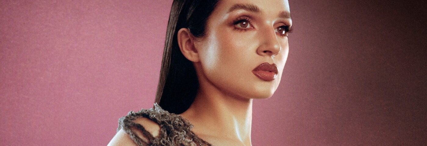 Poppy annonce son nouvel album « Negative Spaces » avec un single brutal