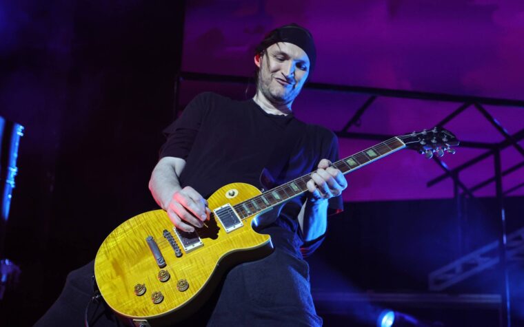 L'ancien guitariste des Red Hot Chili Peppers, Josh Klinghoffer, sera inculpé d'homicide involontaire au volant