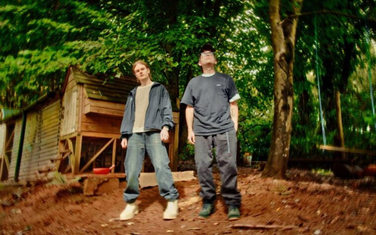 Damon Albarn et Kaktus Einarsson s'associent pour un nouveau single joyeux "Gumbri"
