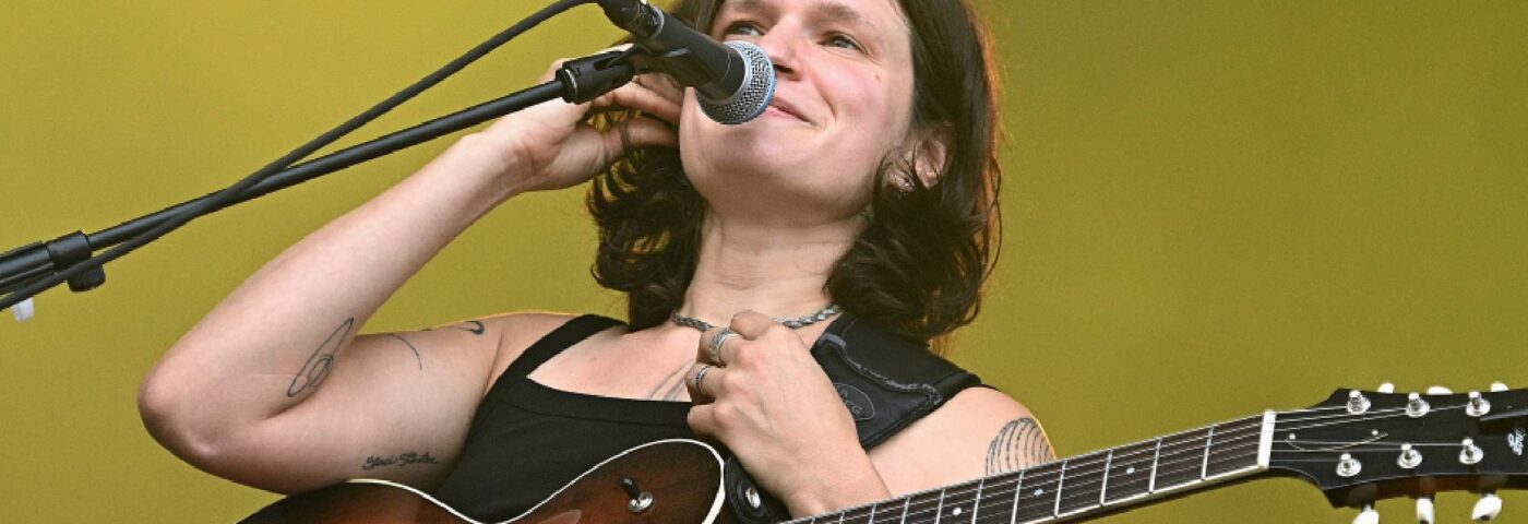 Big Thief a été recruté par le vétéran du folk Tucker Zimmerman pour son nouvel album « Dance Of Love »