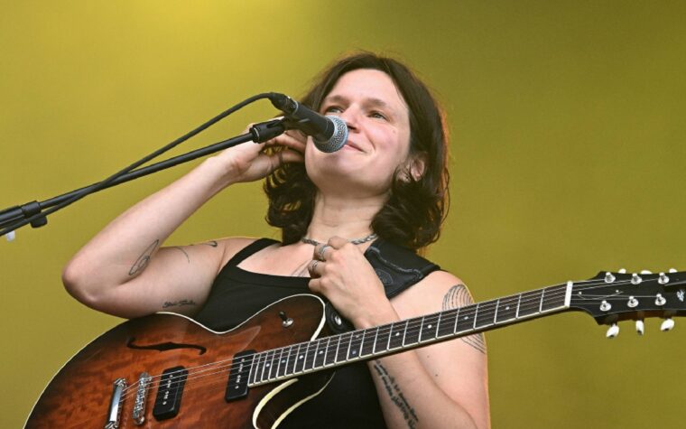 Big Thief a été recruté par le vétéran du folk Tucker Zimmerman pour son nouvel album « Dance Of Love »