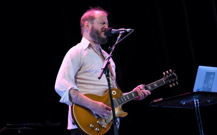 Bon Iver annonce un nouvel EP « SABLE » avec le single « SPEYSIDE »