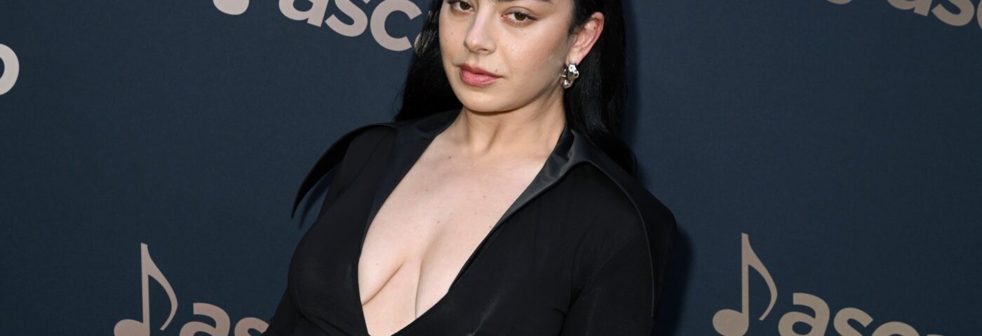 Charli XCX dit « au revoir pour toujours » à l'été « Brat »