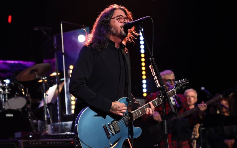 Dave Grohl partage qu'il est devenu père « en dehors de mon mariage »