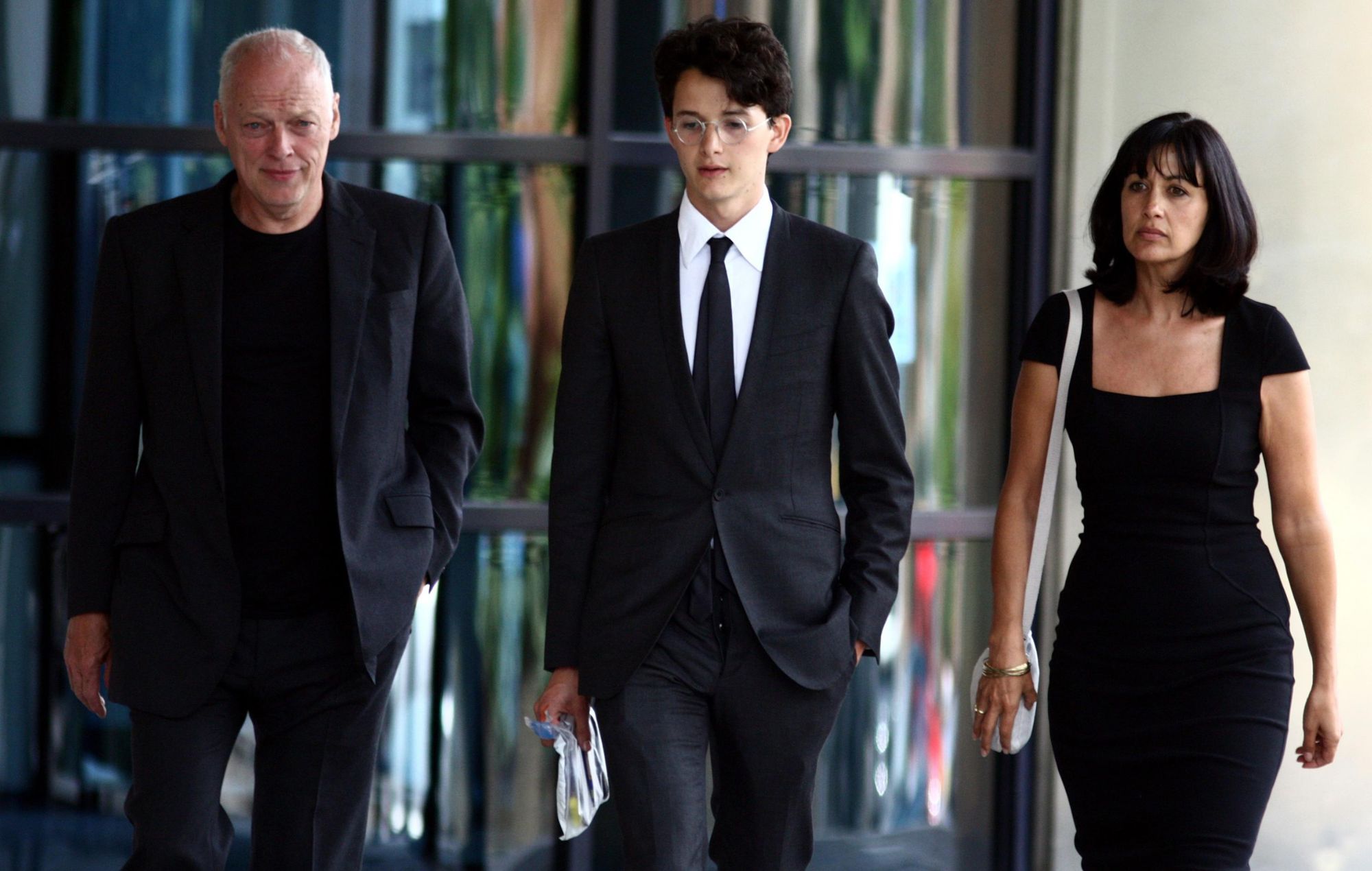 Charlie Gilmour quitte le tribunal de Kingston avec son père David Gilmour (à gauche) et sa mère Polly