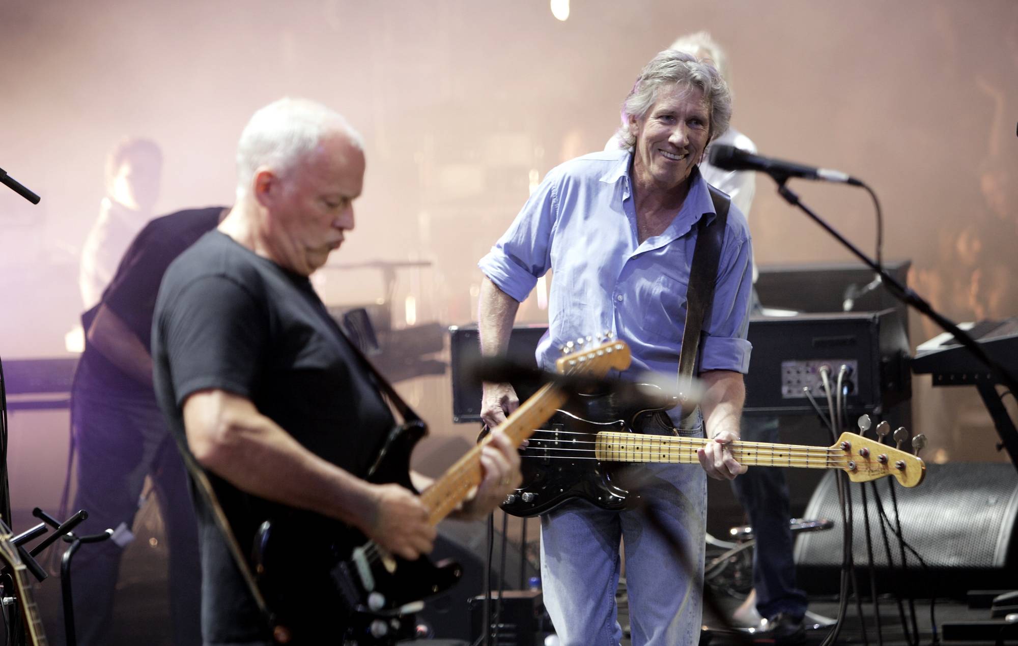 David Gilmour et Roger Waters de Pink Floyd se produisent sur scène au "Live 8 London" à Hyde Park le 2 juillet 2005. (Photo de Dave Hogan/Live 8 via Getty Images)