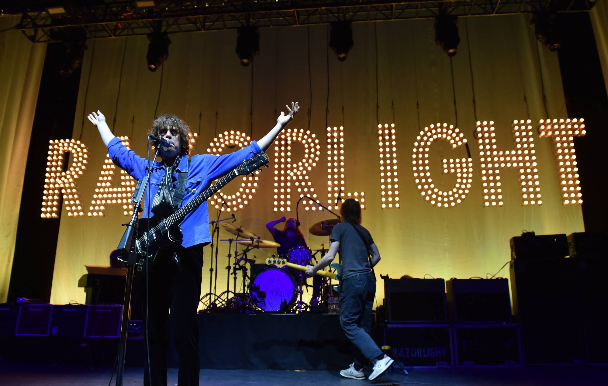 Johnny Borrell, Andy Burrows et Carl Dalemo de Razorlight se produisent sur scène à l'événement Apollo le 12 mai 2023 à Londres, en Angleterre. (Photo de C Brandon / Redferns)