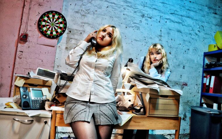 Écoutez le nouveau single endiablé des Lambrini Girls, « Company Culture »