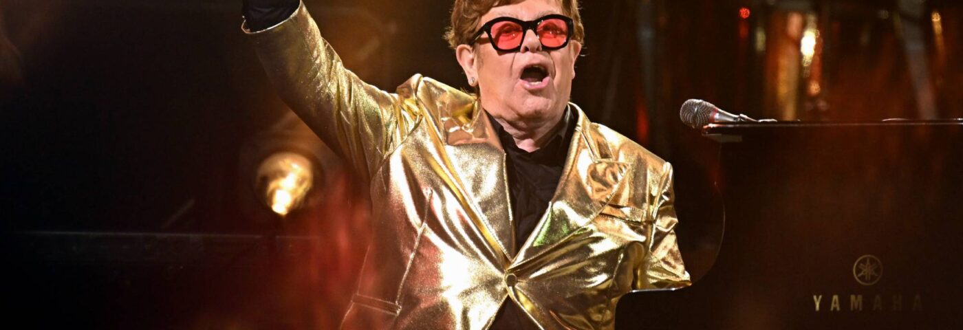 Elton John révèle une « grave infection oculaire » qui lui a laissé « une vision limitée d'un œil »