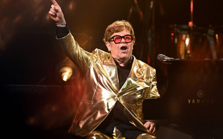 Elton John révèle une « grave infection oculaire » qui lui a laissé « une vision limitée d'un œil »