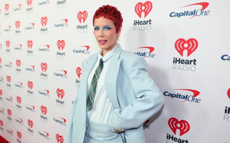 Halsey révèle qu'elle a été hospitalisée après avoir subi une crise « très effrayante »