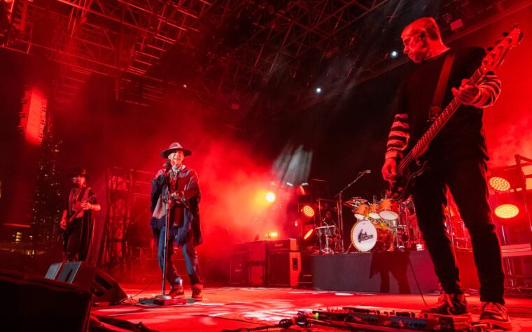 Jane's Addiction annule son spectacle et s'excuse après une bagarre sur scène
