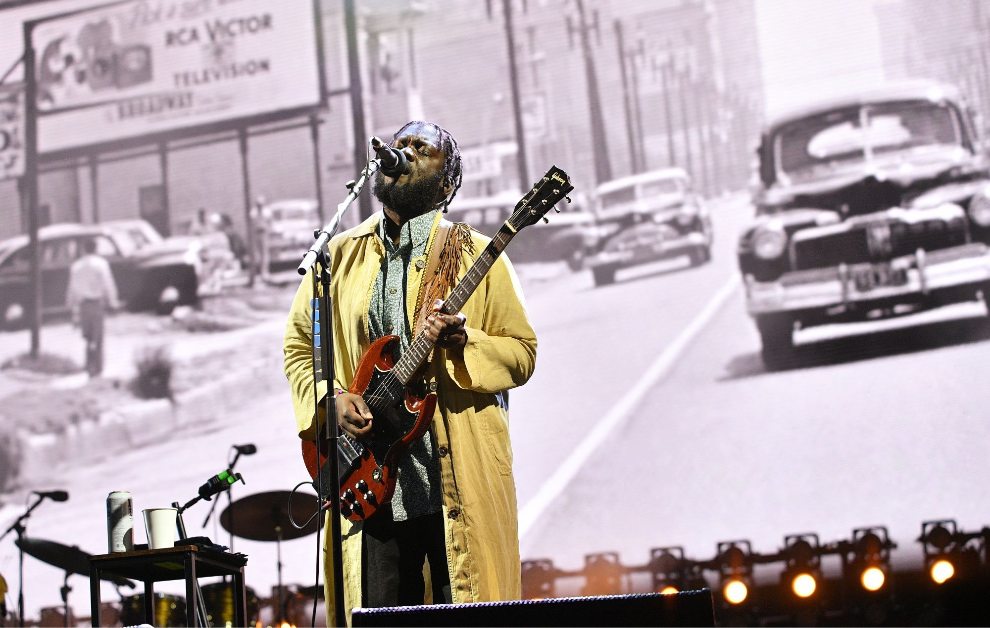 Michael Kiwanuka se produit en 2024.