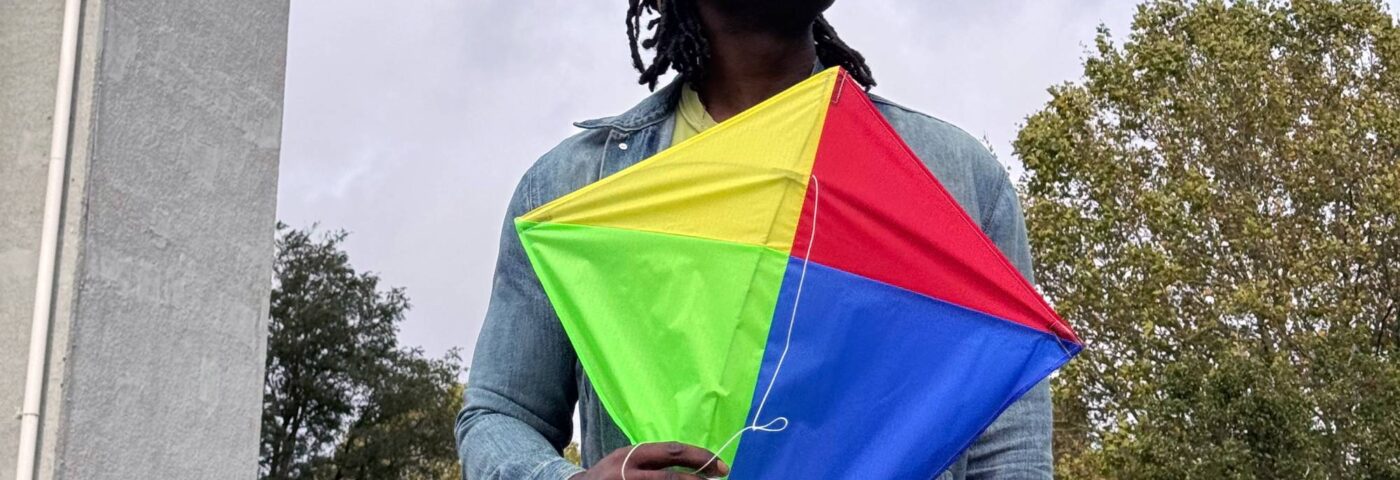Kele Okereke de Bloc Party partage un nouveau single et annonce l'album 'The Singing Winds Pt. Tournée de 3' et 2025 au Royaume-Uni