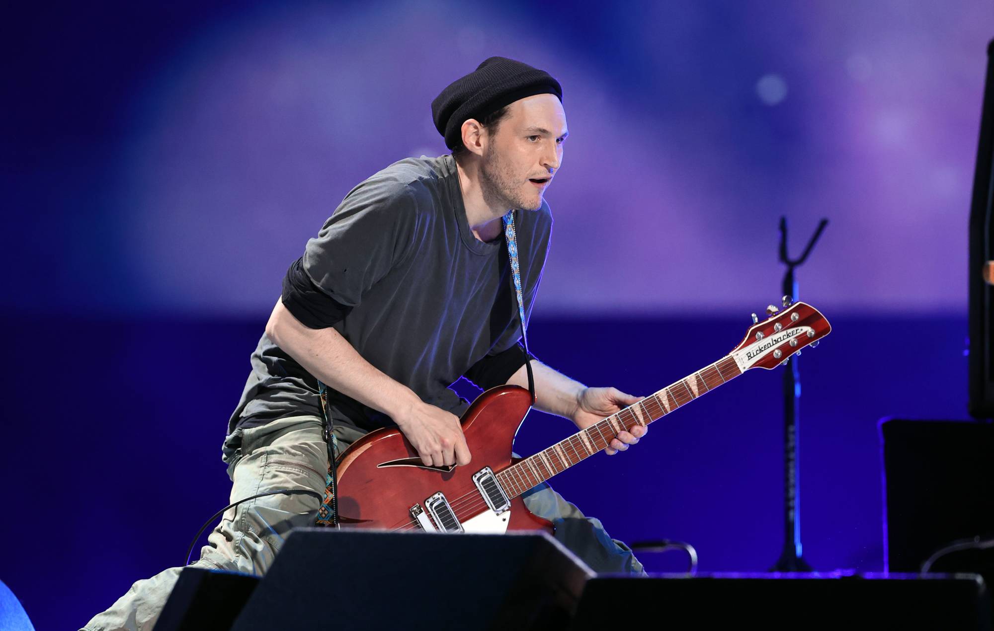 Josh Klinghoffer se produit sur scène lors de Global Citizen VAX LIVE : le concert pour réunir le monde au SoFi Stadium à Inglewood, en Californie. (Photo de Kevin Winter/Getty Images pour Global Citizen VAX LIVE)