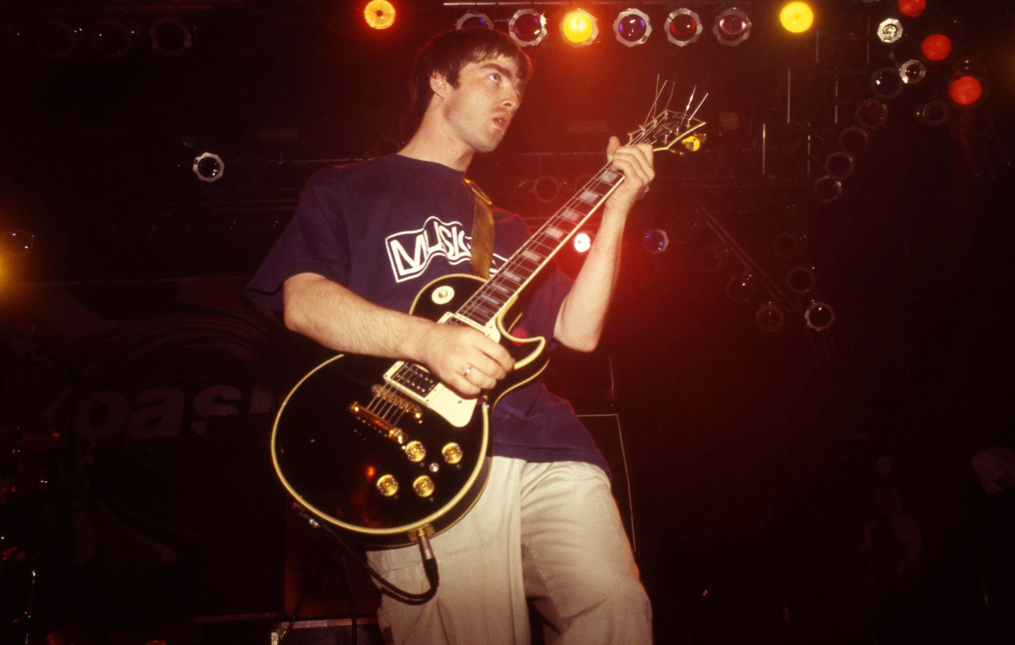 Noel Gallagher se produit avec Oasis en 1995.