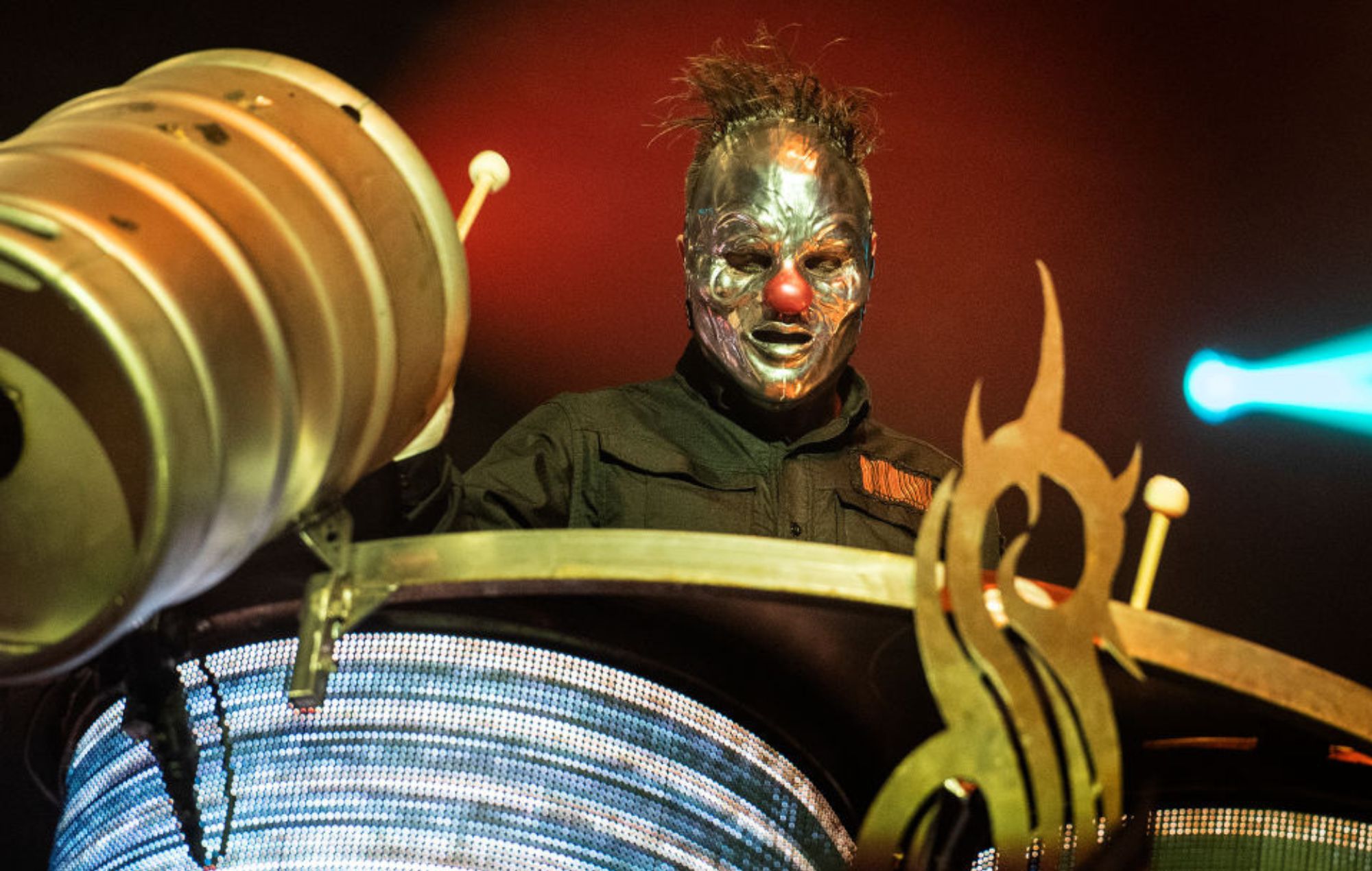 Shawn « Clown » Crahan de Slipknot se produit sur scène.