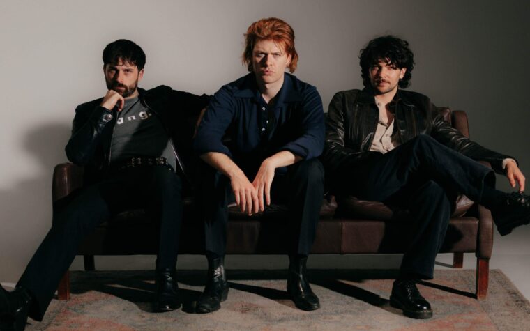 Les Amazones partagent un nouveau single captivant "Living A Lie"