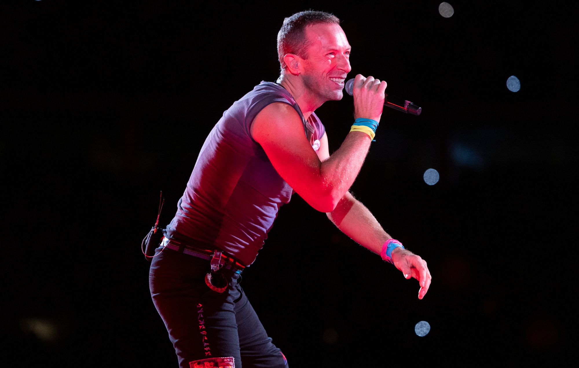Chris Martin de Coldplay se produit en direct sur scène.