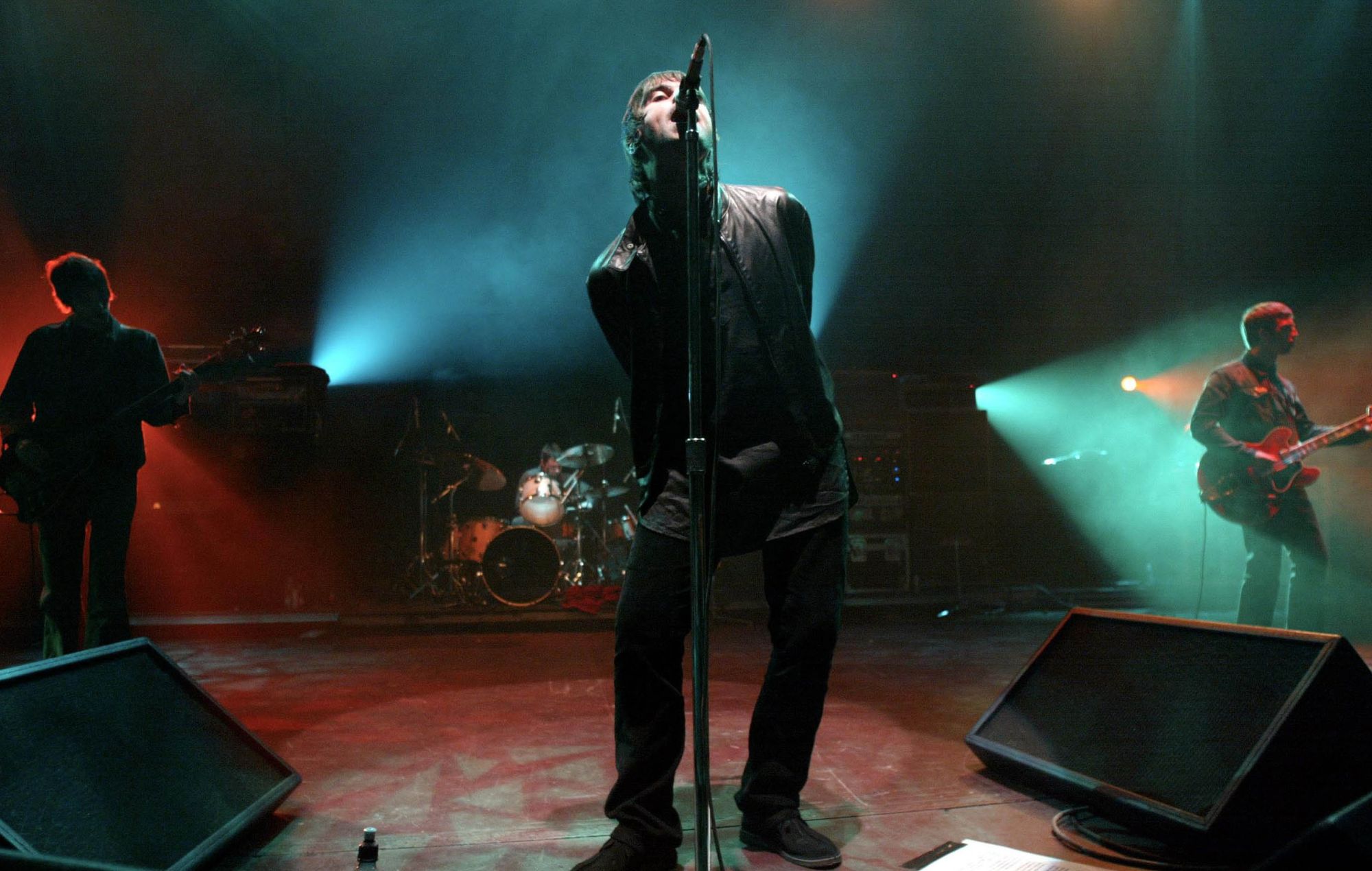 Liam et Noel Gallagher se produisent avec Oasis en 2002