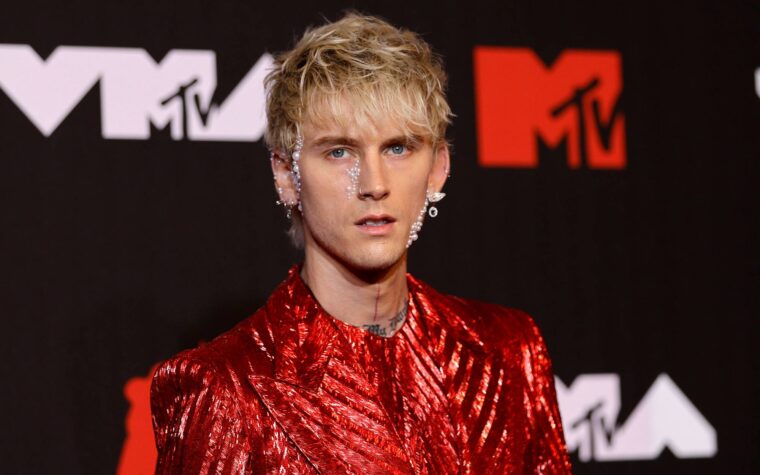 Machine Gun Kelly n'est "plus dans le brouillard" après un an d'abstinence