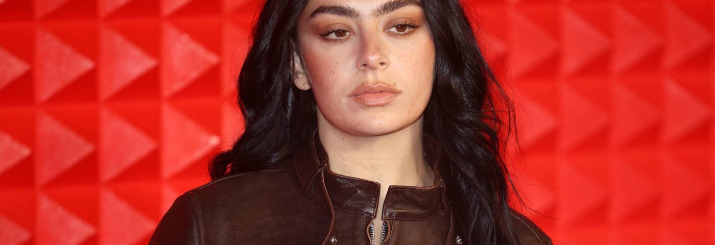 Madonna, Caroline Polachek, SOPHIE et Grimes figureraient sur « Brat And It's Completely Different But Also Still Brat » de Charli XCX