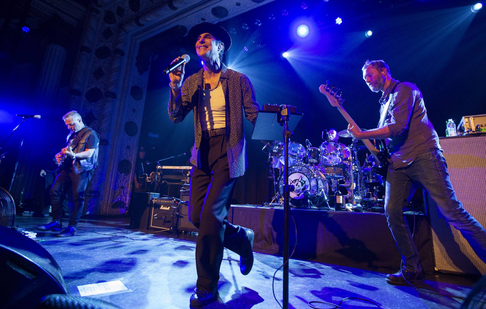 Peter DiStefano, Perry Farrell, Stephen Perkins et Martyn LeNoble de Porno pour Pyros